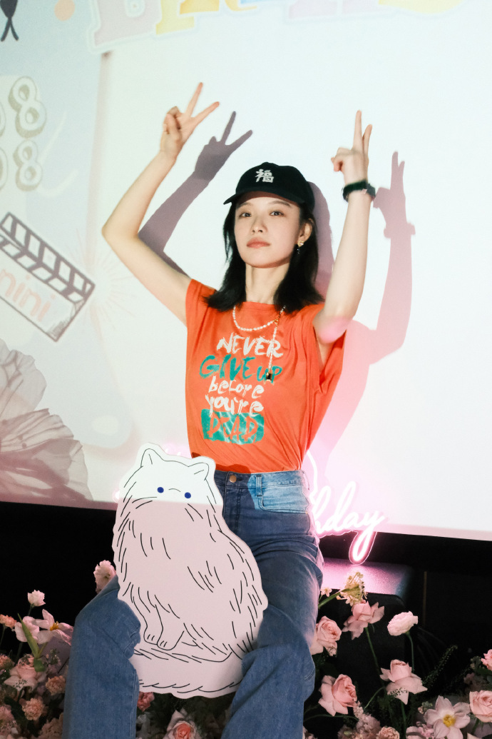 倪妮身着橙色上衣展现灿烂微笑活力四射宛如阳光般温暖