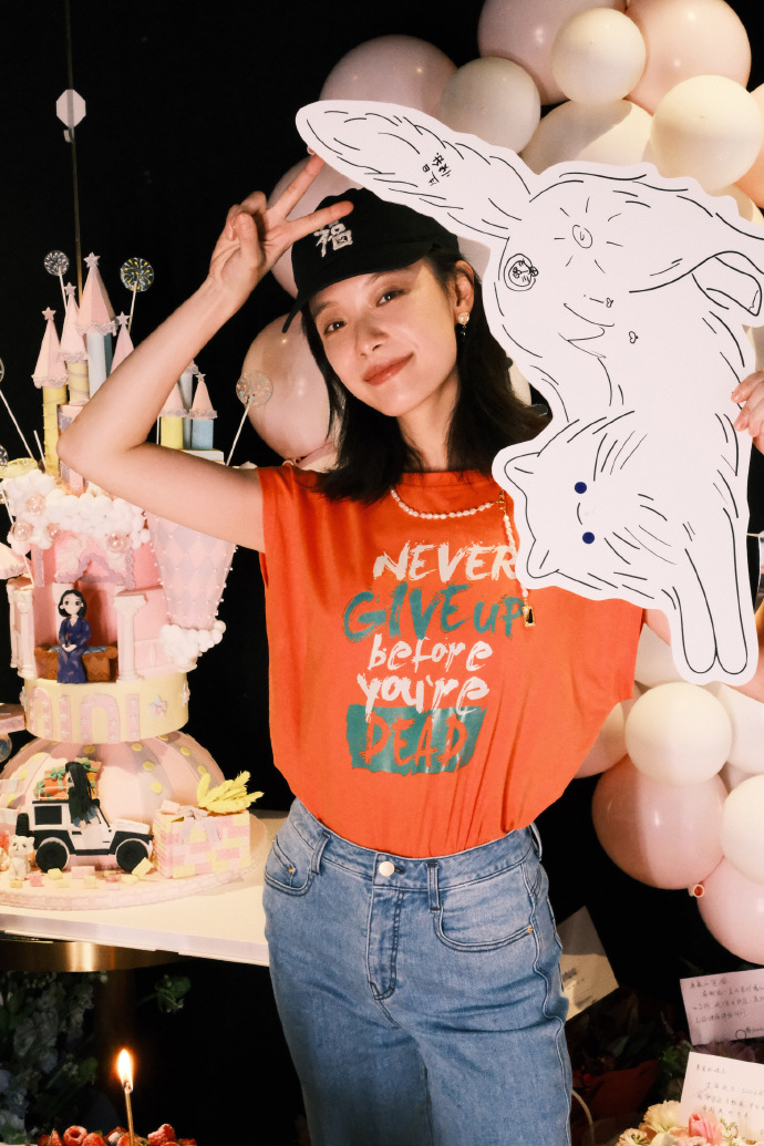 倪妮身着橙色上衣展现灿烂微笑活力四射宛如阳光般温暖