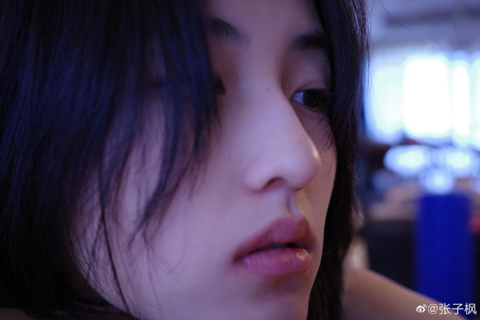 张子枫晒出俏皮怼脸自拍笑容甜美活泼俏丽超惹人爱