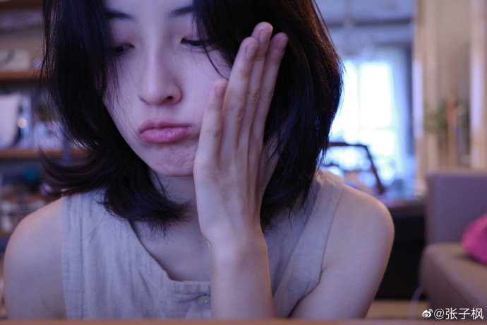 张子枫晒出俏皮怼脸自拍笑容甜美活泼俏丽超惹人爱