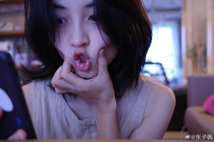 张子枫晒出俏皮怼脸自拍笑容甜美活泼俏丽超惹人爱