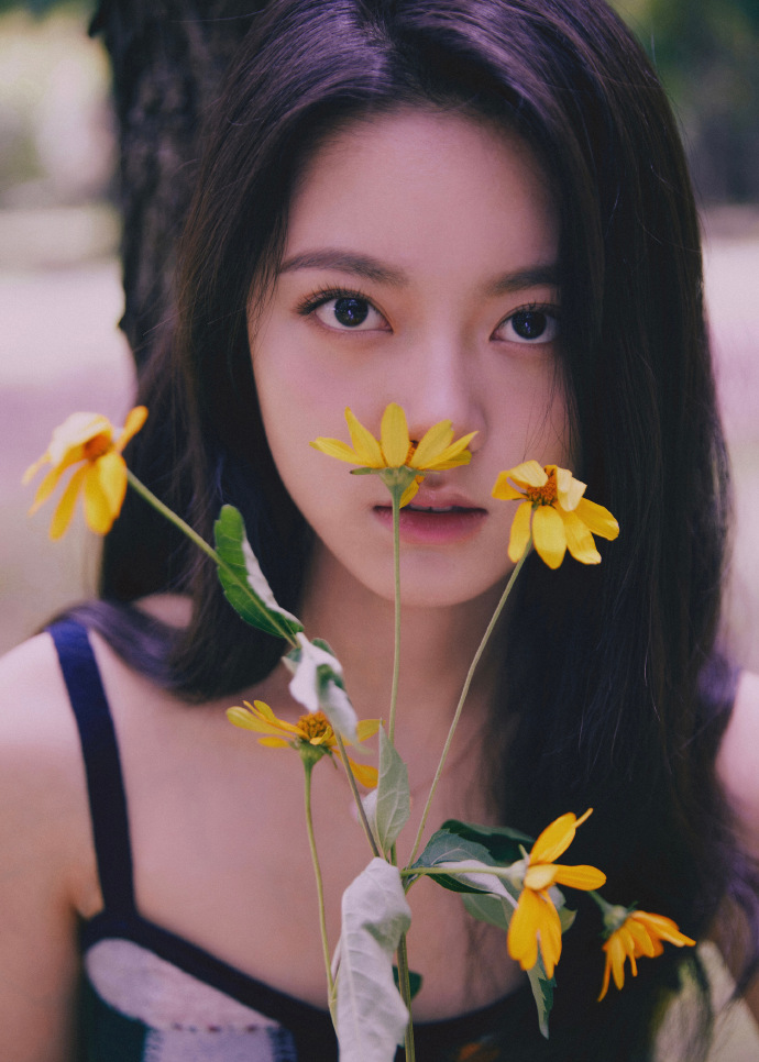 赵今麦林间美照分享，长发披肩展现优雅气质与迷人风采