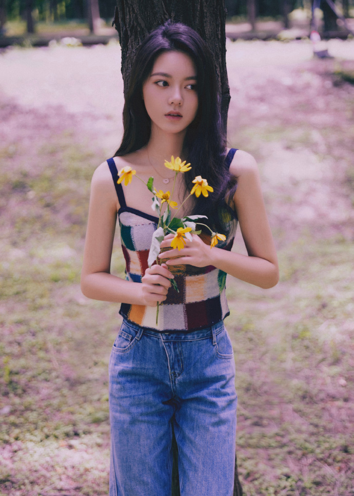 赵今麦林间美照分享，长发披肩展现优雅气质与迷人风采