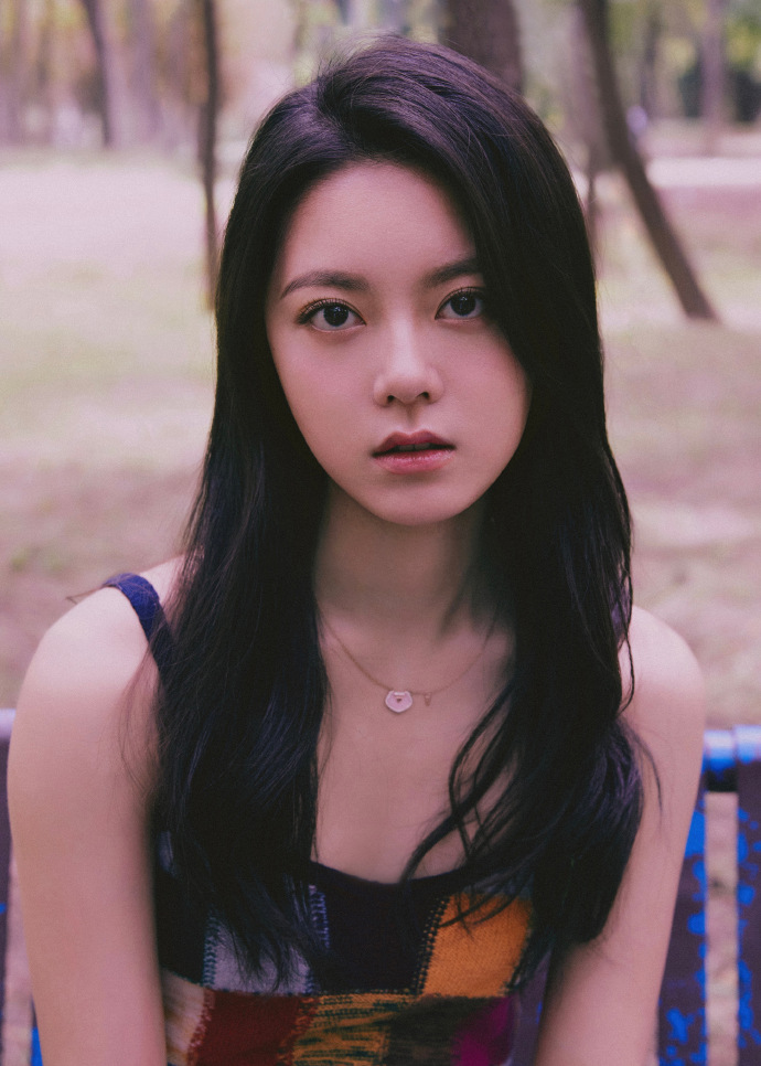 赵今麦林间美照分享，长发披肩展现优雅气质与迷人风采