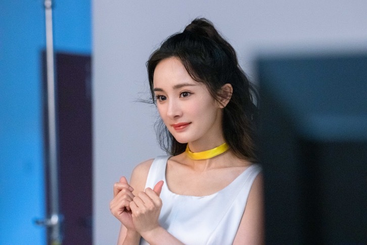 杨幂身穿优雅白色连衣裙高马尾造型尽显气质与风采
