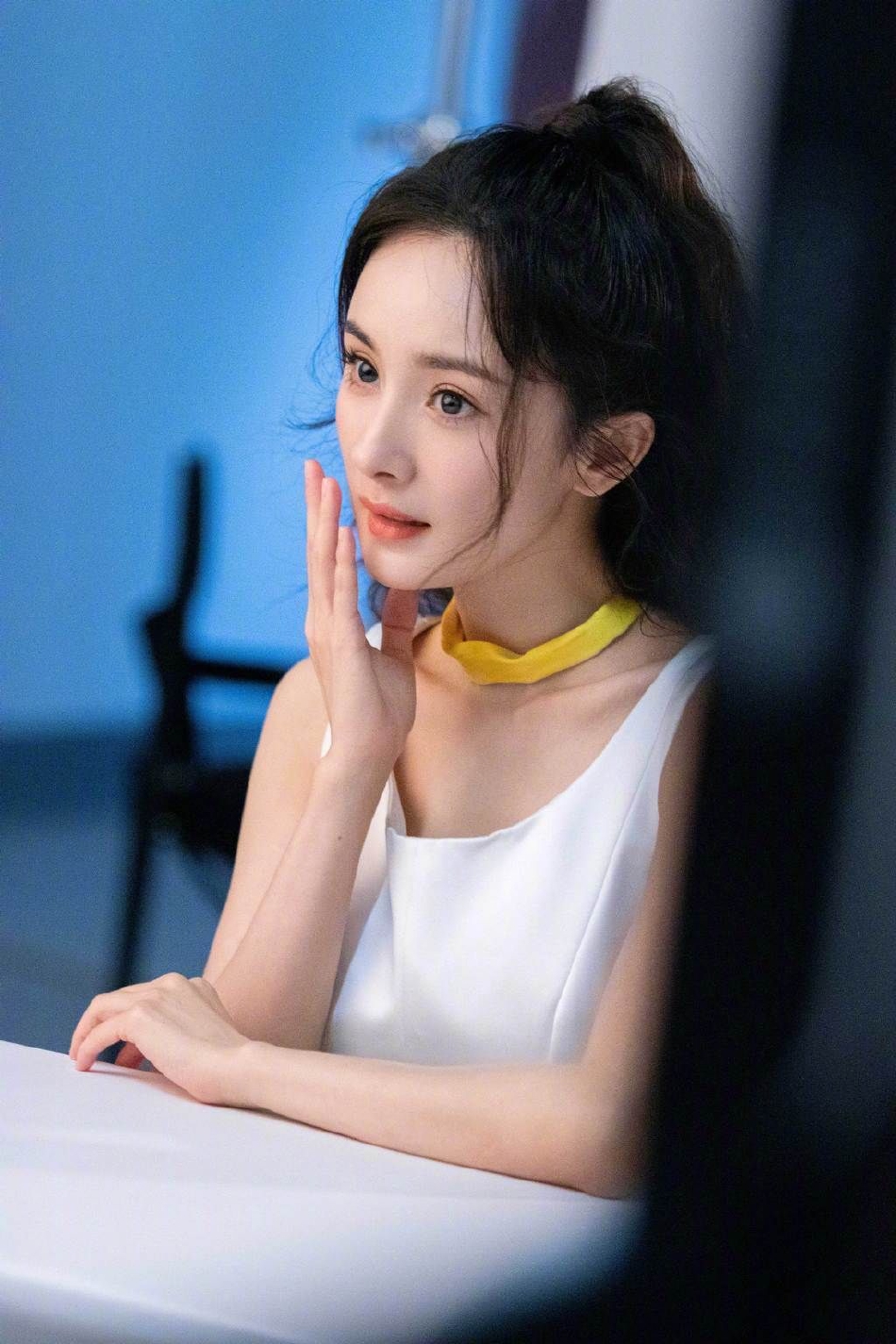 杨幂身穿优雅白色连衣裙高马尾造型尽显气质与风采