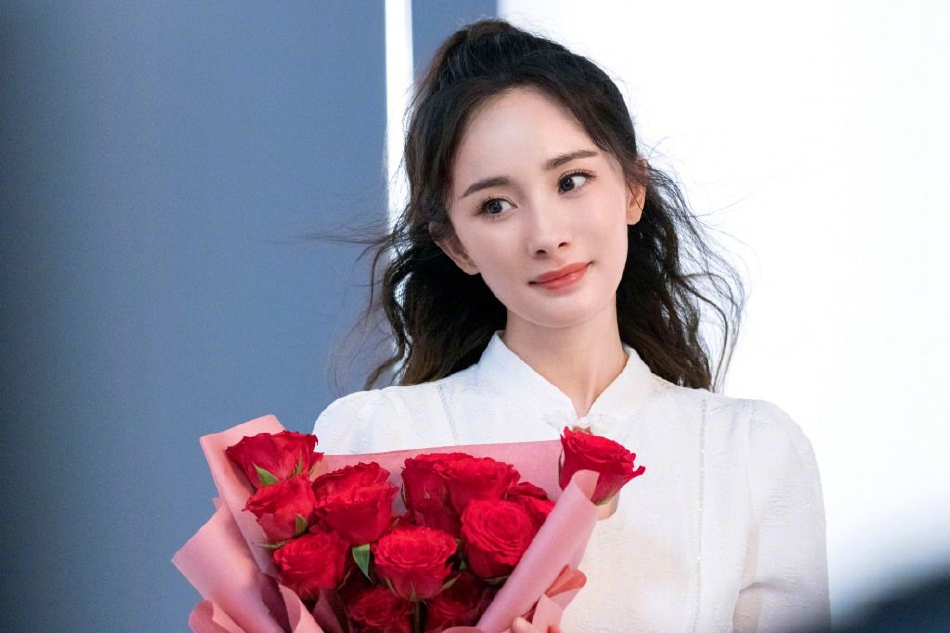 杨幂身穿优雅白色连衣裙高马尾造型尽显气质与风采