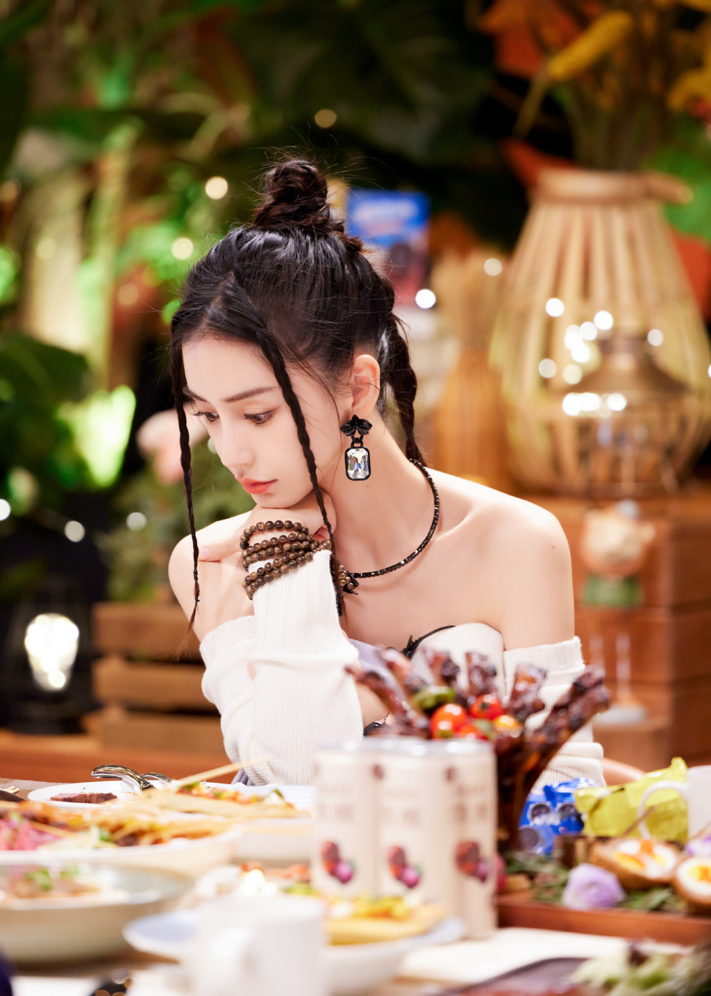 可爱的宝宝身穿洁白抹胸裙笑容灿烂展现出无与伦比的气质