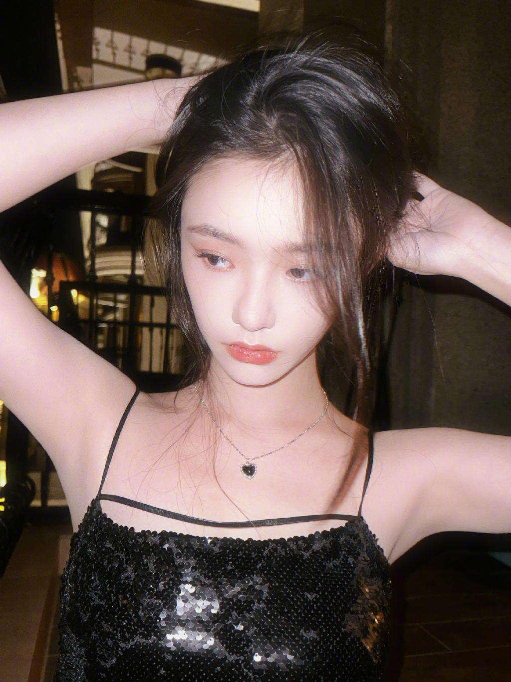 林允一袭闪亮黑色裙装撩动秀发魅力四射尽显美丽风采