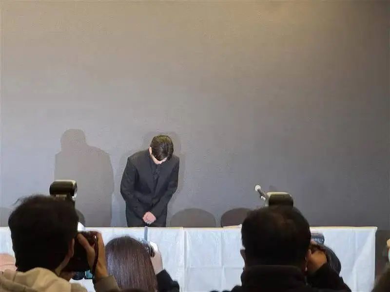 金秀贤在新闻发布会上感情激动鞠躬致歉，眼含泪水深表歉意